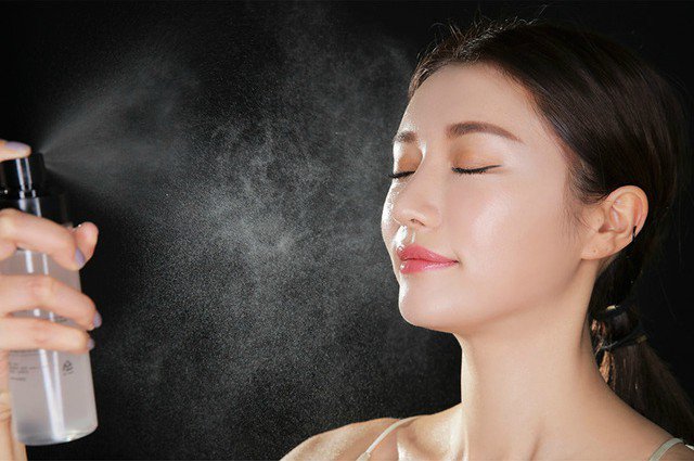 Xịt khoáng cung cấp độ ẩm cho da