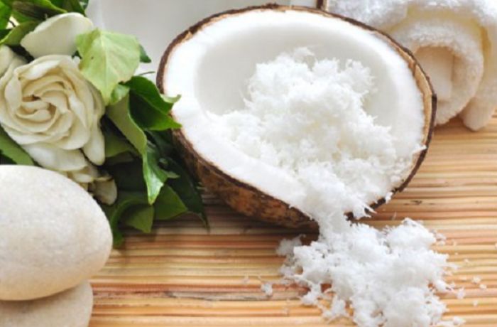 Cơm dừa là nguyên liệu từ thiên nhiên giúp tẩy tế bào chết hiệu quả