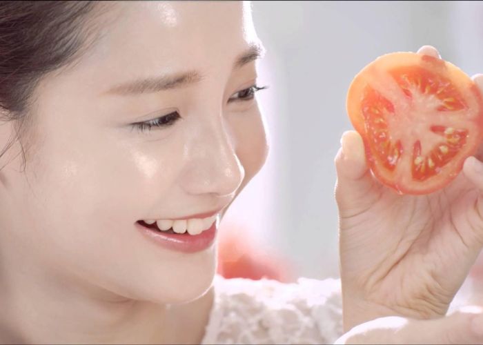 null Rửa mặt bằng cà chua giúp da mặt trở nên hồng hào