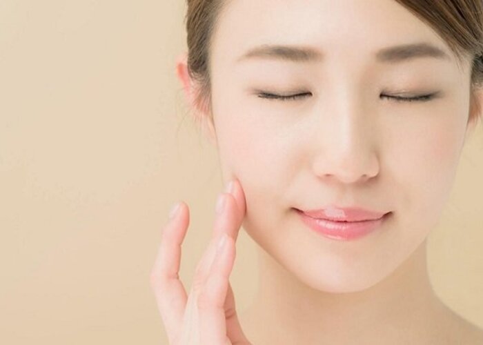Nhận biết da dầu bằng cách dùng tay kiểm tra