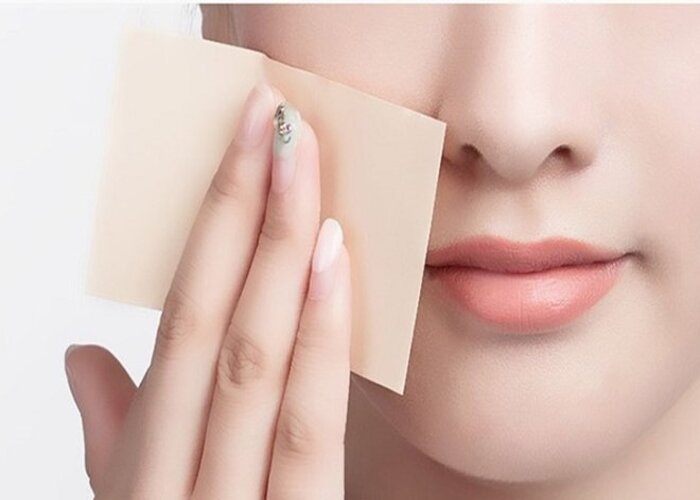 Cách nhận biết da dầu bằng cách dùng giấy thấm dầu