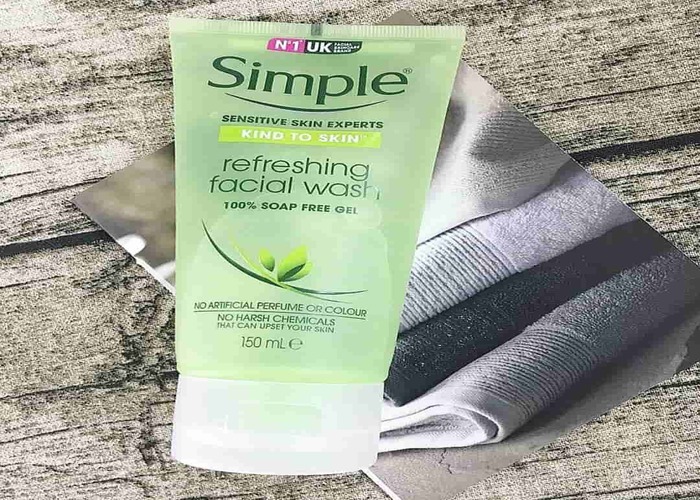 Sữa rửa mặt cho dầu mụn tuổi dậy thì Simple