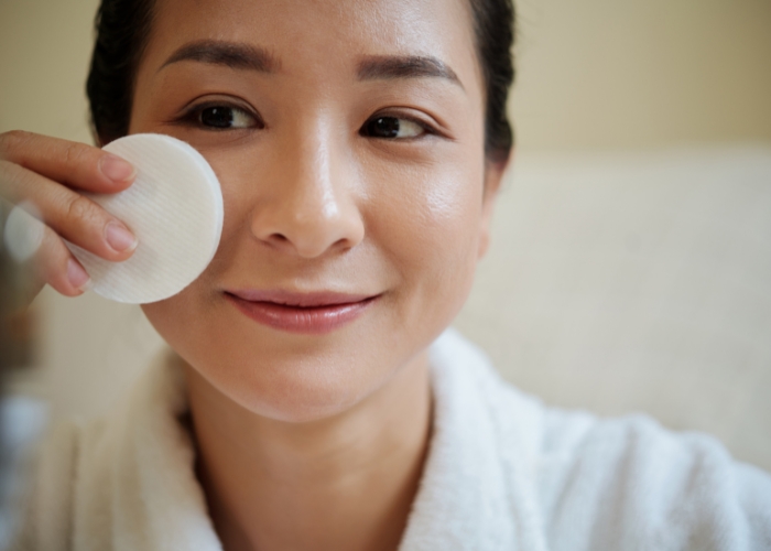 Cách dùng nước hoa hồng Hàn Quốc se khít lỗ chân lông hiệu quả