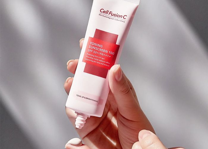 Làm sạch da bằng sữa rửa mặt trước khi sử dụng kem chống nắng Cell Fusion C