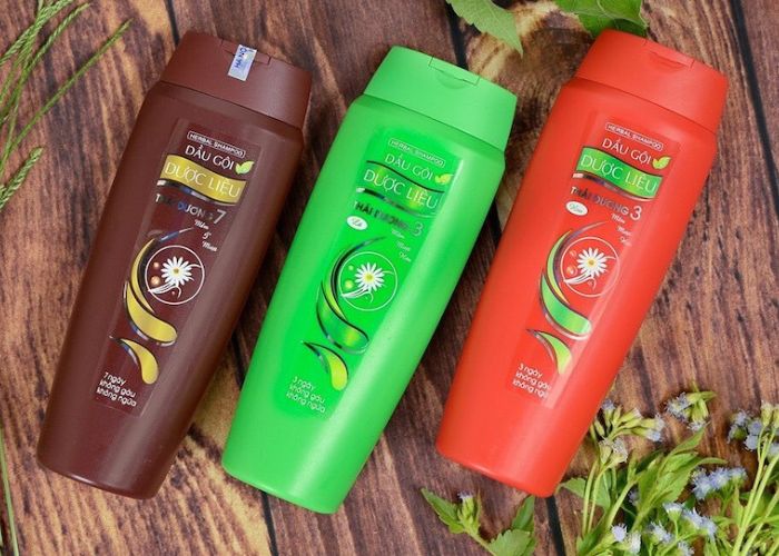 Làm ướt tóc trước khi sử dụng dầu gội Thái Dương