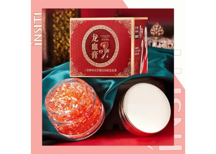 Sử dụng kem dưỡng hoa anh đào sau khi làm sạch da hoàn toàn