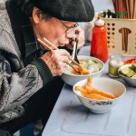 [Chuyên gia giải thích] Ăn phở có nổi mụn không? Ăn phở nóng không?