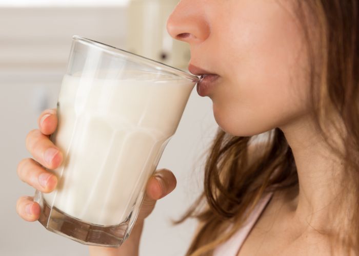 Uống sữa có nổi mụn không? Uống sữa có nóng không?